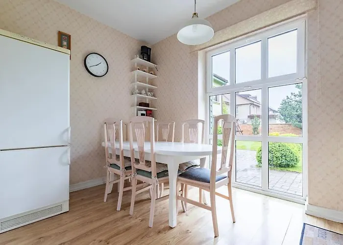 New House, Private Garden & Parking Center Apartment