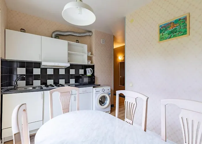 New House, Private Garden & Parking Center Apartment *